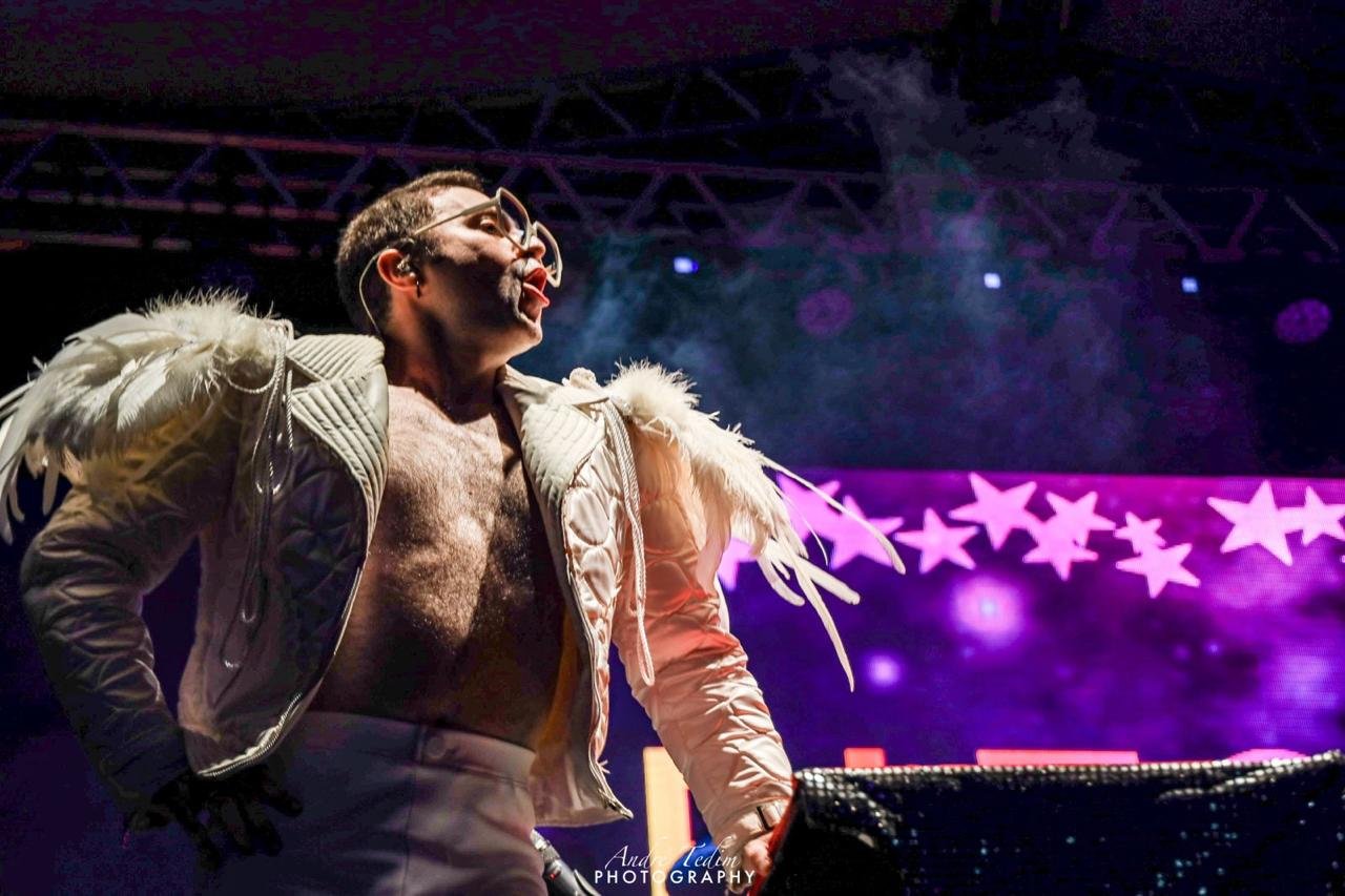 Rafael Dentini caracterizado como Elton John durante apresentação